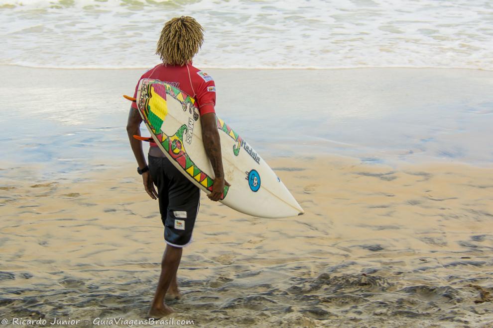 Imagem de surfista  caminhando para o mar-Praia da Tiririca.